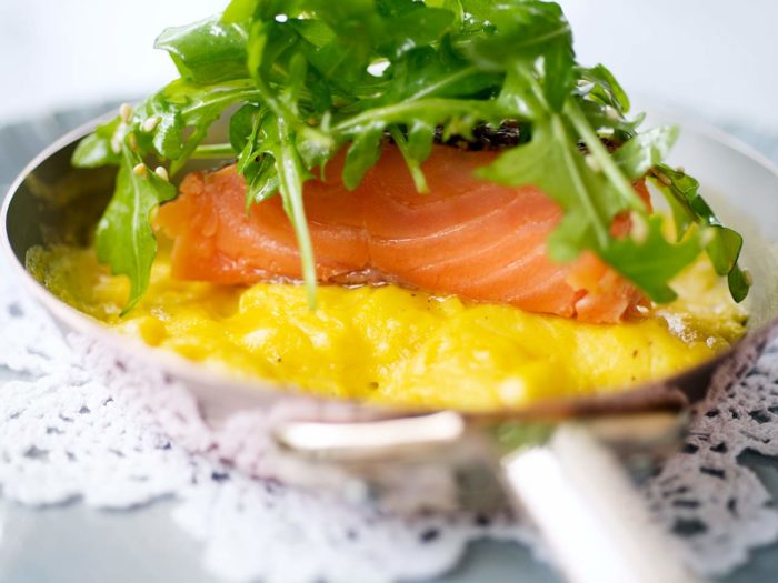 Omelett mit heiß geräuchertem Lachs und Rucola
