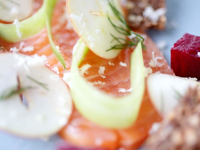 Kalt geräucherter Lachs mit Rote Bete, Meerrettich und Apfel